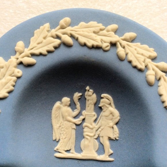 Vintage Wedgwood Blue Jasperware Neoclassical Clover Shaped Trinket Tray - Picture 5 of 7